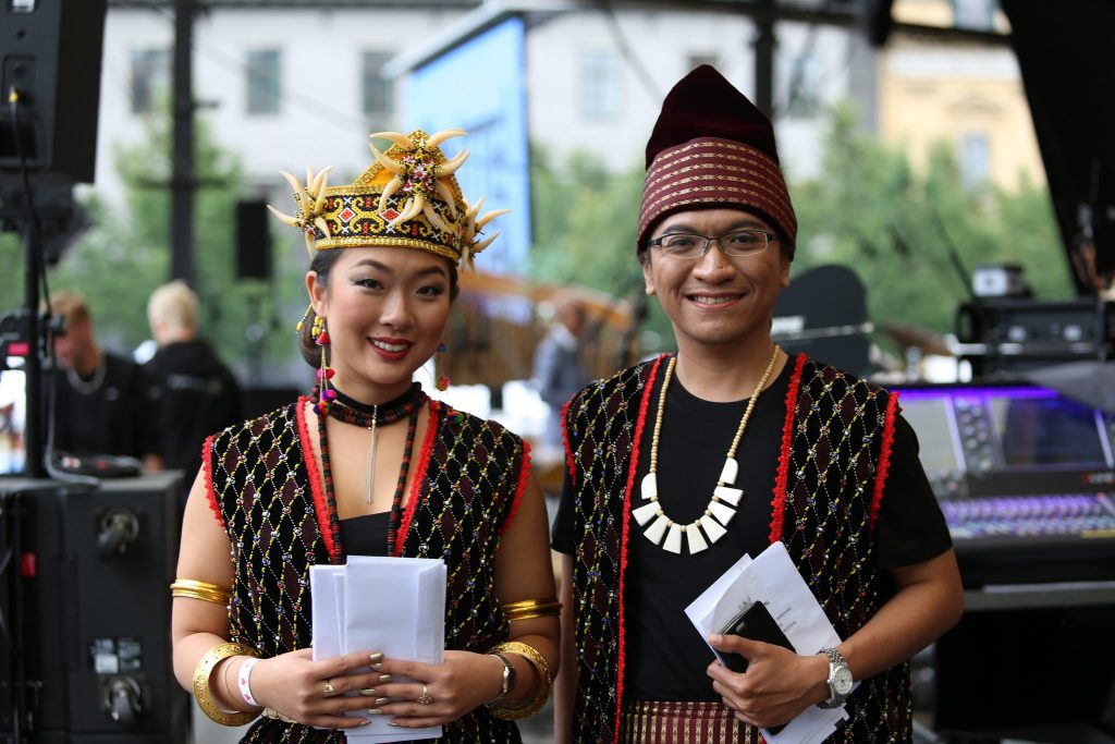 Sabrina Zutikno dan Adrian Benn sebagai MC. Foto KBRI Stockholm/Ignasius Hari