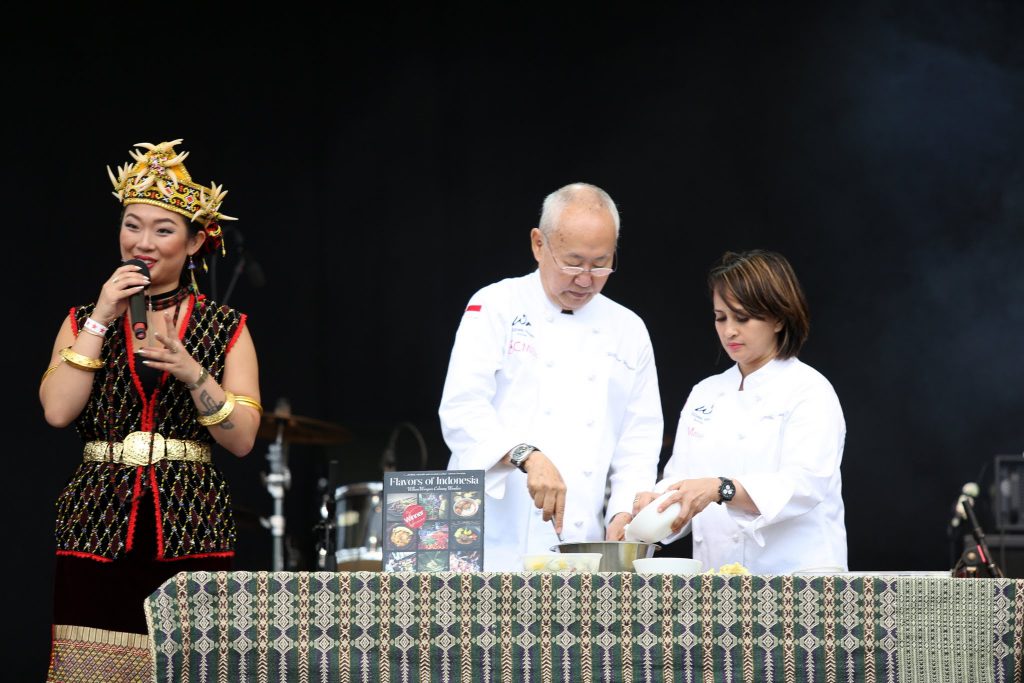 Masterchef William Wongso melakukan demo memasak